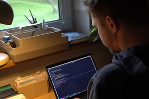 Pigiai gautas, bet nuostabus ThinkPad X13 Gen 2, su Linux + Neovim naudojamas programuoti SonicTerm.