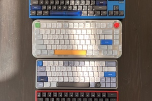 Mano mechaninės klaviatūros 2025 metais, visos naudojamos su skirtingais kompiuteriais arba rotuojant dėl smagumo.