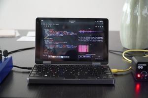 Šis vos 8 colių ekrano kompiuteris buvo naudojamas sukurti "Space Chimes".