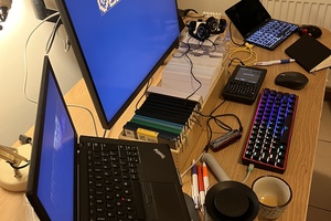 Mokytis programuoti Rust paskatino senuku tapęs ThinkPad X270, kurį atnaujinęs naudojau nuo 2023 metų. Nuotraukoje chaotiškas darbo stalas su LG DualUp ir keliais kitais daikčiukais.